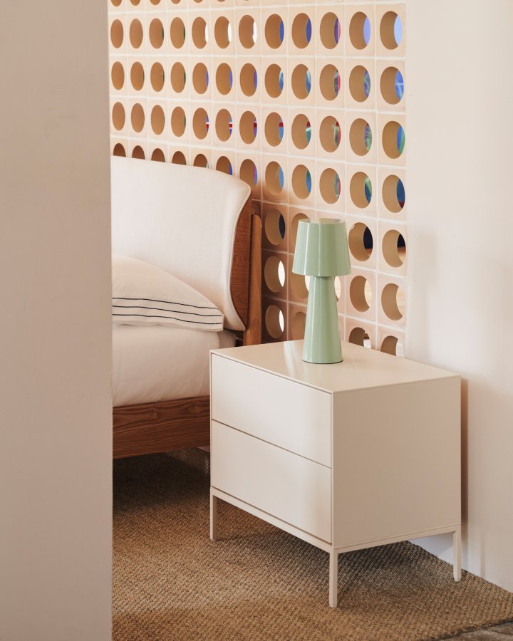 KAVE HOME Vedrana nattbord, m. 2 skuffer - hvit MDF og stl (60x55)