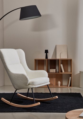 KAVE HOME Maustin gyngestol, med armlener - hvit bouclé med sort stlkonstruksjon og bketre