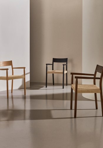 KAVE HOME Yalia spisebordstol, med armlener - tau og naturlig eik