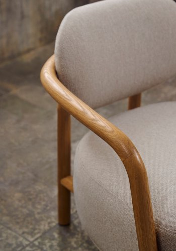 KAVE HOME Melqui lenestol, med armlener - beige og naturlig eik