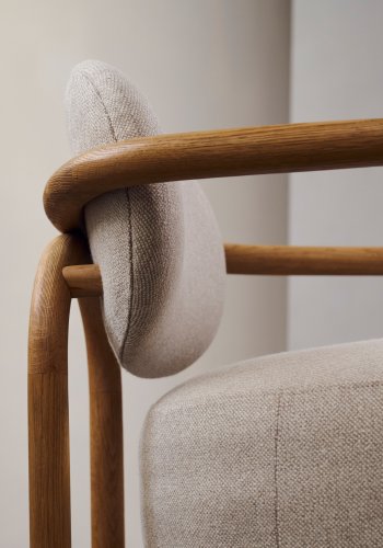 KAVE HOME Melqui lenestol, med armlener - beige og naturlig eik