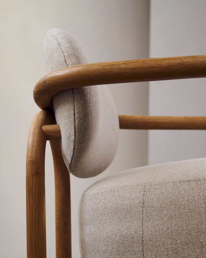 KAVE HOME Melqui lenestol, med armlener - beige og naturlig eik