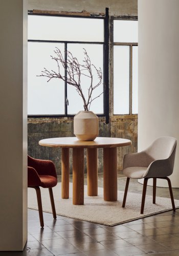 KAVE HOME Aleli spisebordstol, med armlener - beige chenille og valntt finish asketre