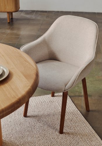 KAVE HOME Aleli spisebordstol, med armlener - beige chenille og naturlig asketre