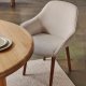 KAVE HOME Aleli spisebordstol, med armlener - beige chenille og valntt finish asketre