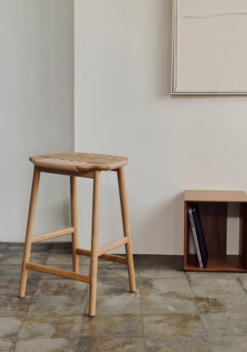 KAVE HOME Enit barkrakk, med fotsttte - beige papirsnor og naturlig eik (H:65)