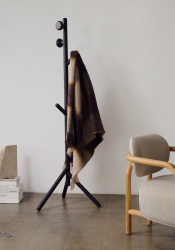 KAVE HOME Nadue klesstativ i heltre bk med svart finish 170 cm