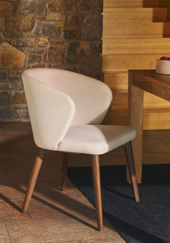 KAVE HOME Darice spisebordstol, med armlener - beige chenillestoff og naturlig bketre