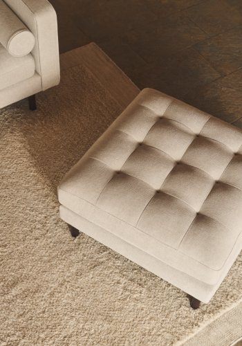 KAVE HOME Debra fodskammel, kvadratisk - perlemor chenille med ben i weng&eacute;finish (80x80)