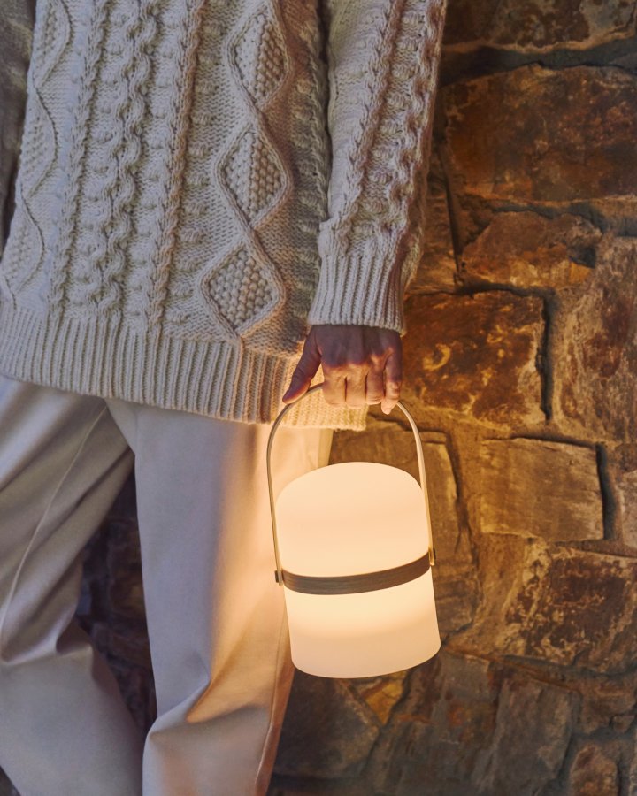 KAVE HOME rund Janvir LED bordlampe - hvit plast og naturlig tre