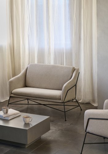 KAVE HOME Brida 2-manns sofa - beige stoff og sort stl