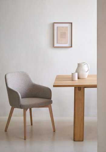 KAVE HOME Nelida spisebordsstol, med armlener - brun chenille og naturlig bketre