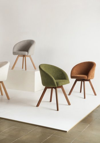 KAVE HOME Marvin svingstol, med armlener - brunt chenillestoff og bketre med valnttfinish