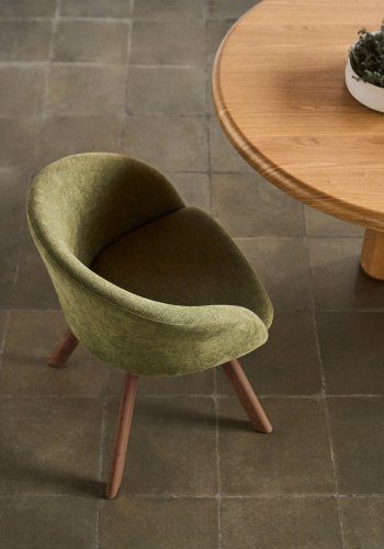 KAVE HOME Marvin svingstol, med armlener - grnt chenillestoff og bketre med valnttfinish