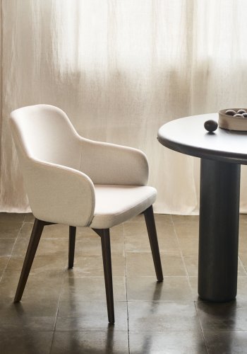 KAVE HOME Nelida spisebordstol, m armlener - beige chenille- og valnttfinish bketre