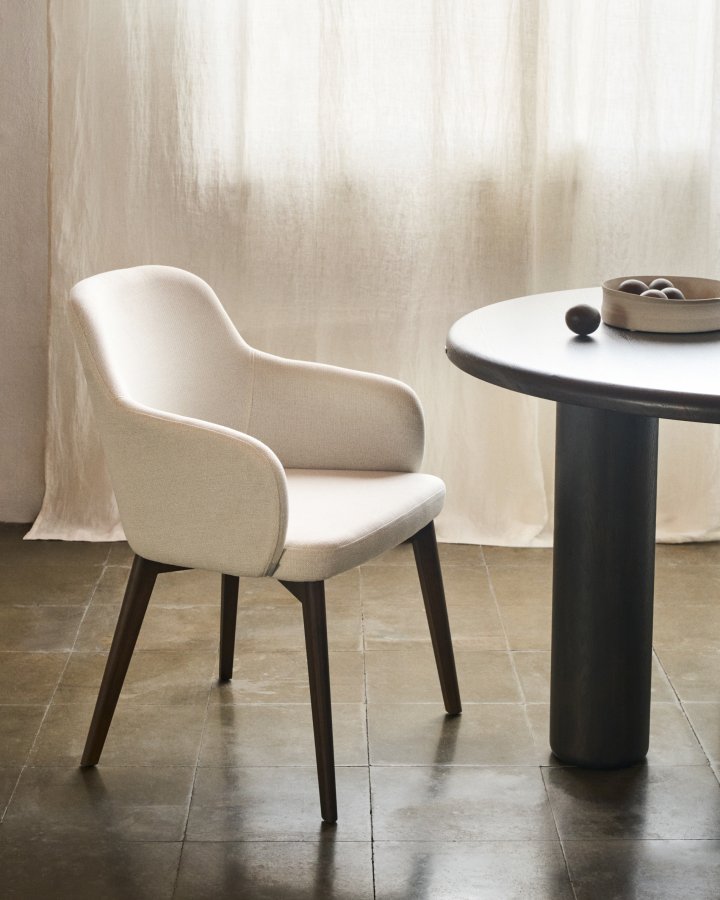 KAVE HOME Nelida spisebordstol, m armlener - beige chenille- og valnttfinish bketre