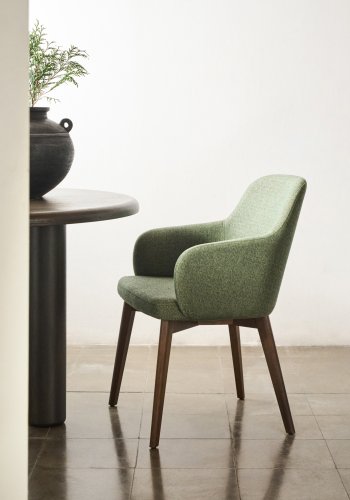 KAVE HOME Nelida spisebordstol, m. armlener - grnn chenille og valnttfinish bketre