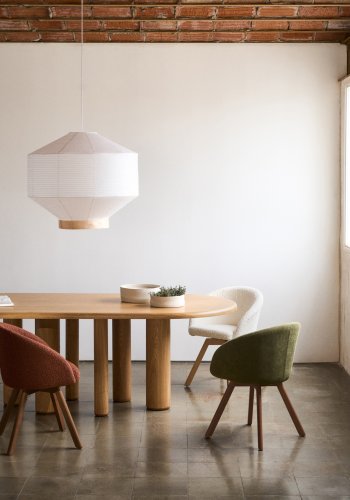 KAVE HOME Marvin svingstol, med armlener - beige chenillestoff og naturlig bketre