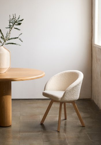 KAVE HOME Marvin svingstol, med armlener - beige chenillestoff og naturlig bketre
