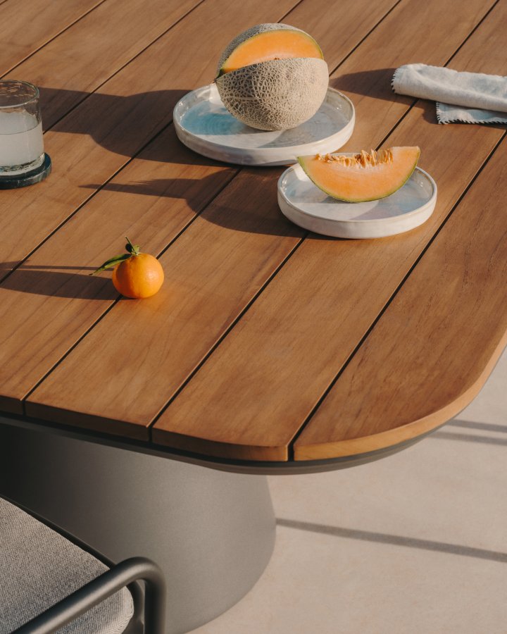 KAVE HOME Tudon hagebord, firkantet - teak og gr aluminium (148x148)