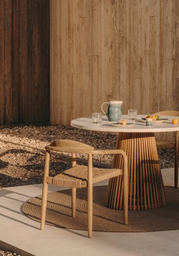 KAVE HOME Glynis hagestol med armlener - beige tau og naturlig eukalyptustre