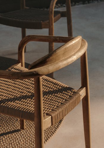 KAVE HOME Glynis hagestol med armlener - beige tau og naturlig eukalyptustre