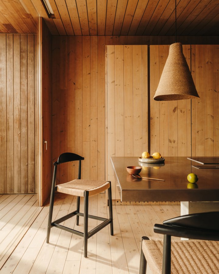 KAVE HOME Nina barkrakk, med ryggsttte og fotsttte - beige tau og svart akasietre (H:62)