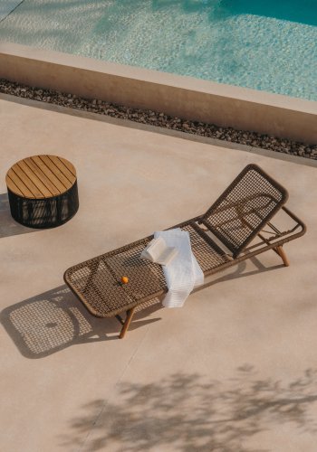 KAVE HOME Dandara fluktstol - beige streng, akasietre og stlkonstruksjon (195x63)