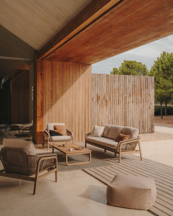 KAVE HOME Vellana utendrs salongsett, m. 3-manns sofa, 2 lenestoler, 1 salongbord - akasietre (sett med 4)