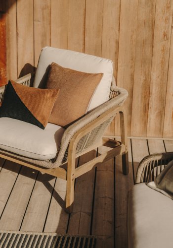 KAVE HOME Vellana utendrs salongsett, m. 3-manns sofa, 2 lenestoler, 1 salongbord - akasietre (sett med 4)