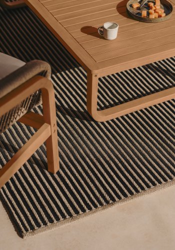 KAVE HOME Satanca beige og svart stripete teppe laget av syntetiske fibre 160 x 230 cm