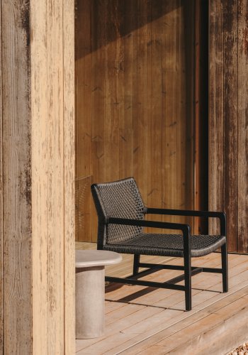 KAVE HOME Sabolla utendrs lenestol, med armlener - sort syntetisk flettet og svart teak