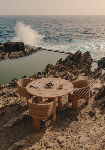 KAVE HOME Xoriguer hagestol, med armlener - brun syntetisk rotting og eukalyptus tre