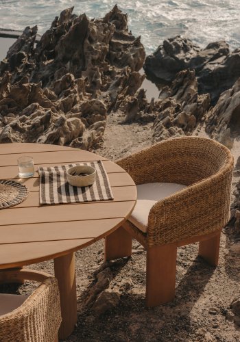 KAVE HOME Xoriguer hagestol, med armlener - brun syntetisk rotting og eukalyptus tre