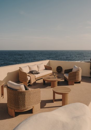 KAVE HOME Xoriguer 3-seters sofa - kunstrotting og eukalyptus tre