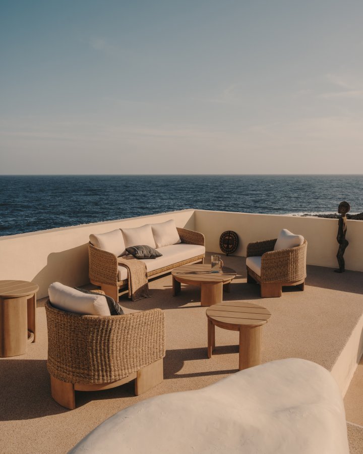 KAVE HOME Xoriguer 3-seters sofa - kunstrotting og eukalyptus tre