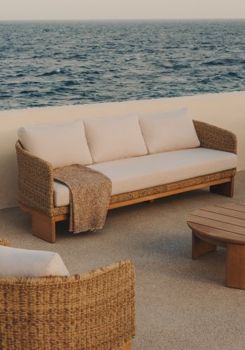 KAVE HOME Xoriguer 3-seters sofa - kunstrotting og eukalyptus tre