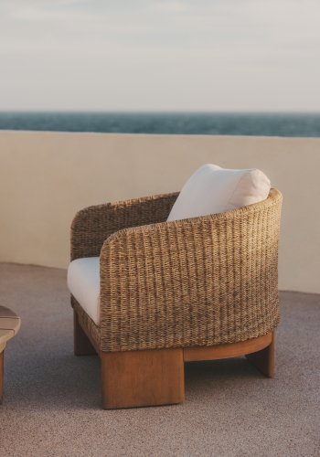 KAVE HOME Xoriguer lenestol, med armlener - kunstrotting og naturlig eukalyptustre