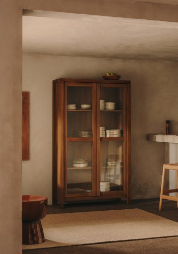 KAVE HOME Sashi vitrineskap, m. 2 glassdrer og 3 hyller - naturlig teak