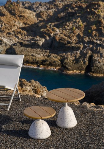 KAVE HOME Saura salongbord med hvit terrazzo og naturlig akasieplate, 32 x 55 cm FSC 100%