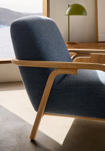 KAVE HOME Sylo lenestol, med armlener - bltt stoff og naturlig ask