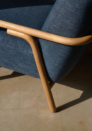 KAVE HOME Sylo lenestol, med armlener - bltt stoff og naturlig ask