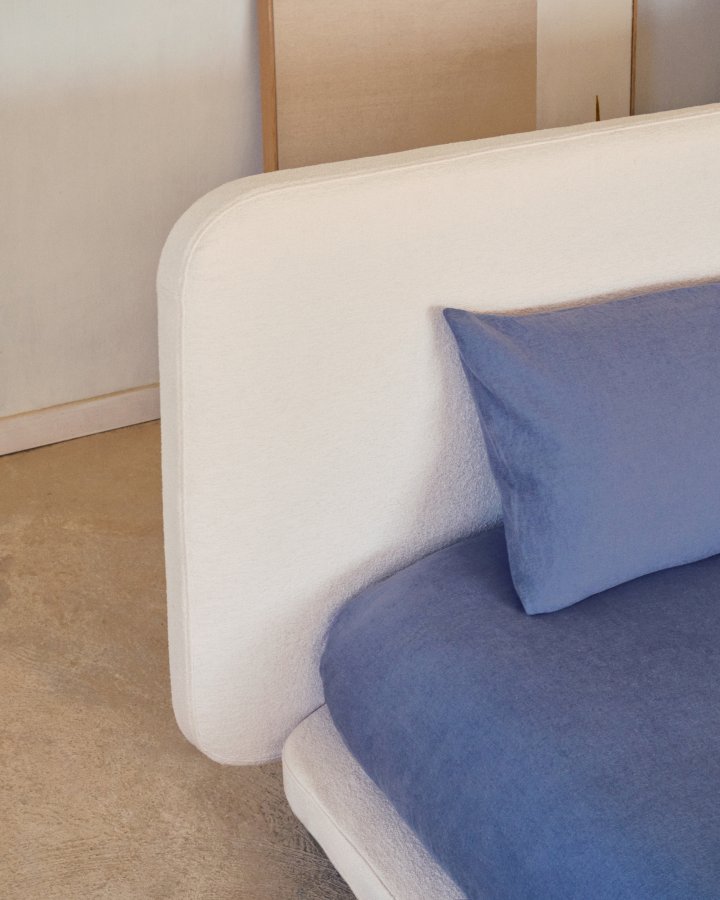 KAVE HOME Trekk til Odum seng i beige microboucl&eacute; til en madrass p� 160 x 200 cm