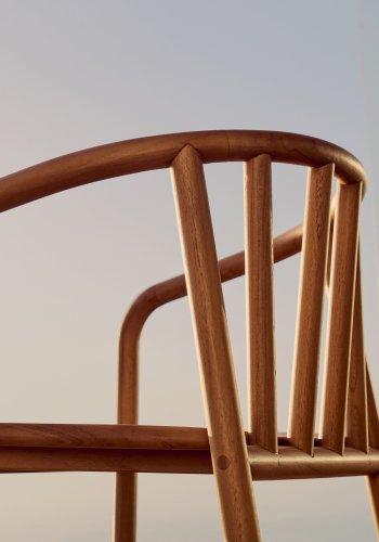 KAVE HOME Turqueta hagestol, med armlener, stablebar - naturlig teak