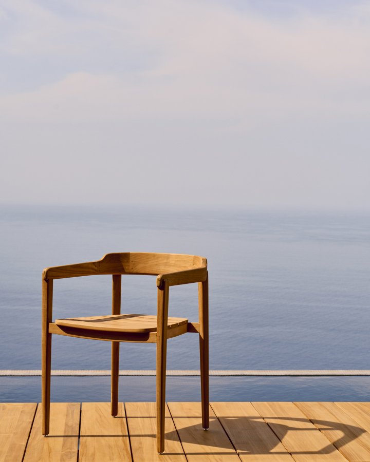 KAVE HOME Icaro hagestol, med armlener, stablebar - naturlig teak