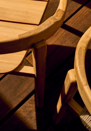 KAVE HOME Icaro hagestol, med armlener, stablebar - naturlig teak