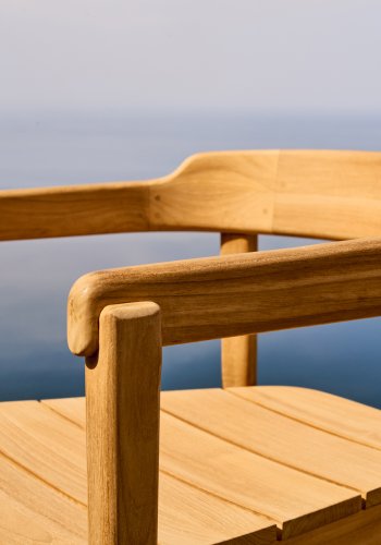 KAVE HOME Icaro hagestol, med armlener, stablebar - naturlig teak