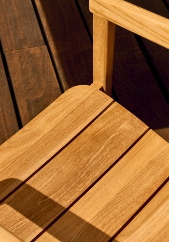 KAVE HOME Icaro hagestol, med armlener, stablebar - naturlig teak