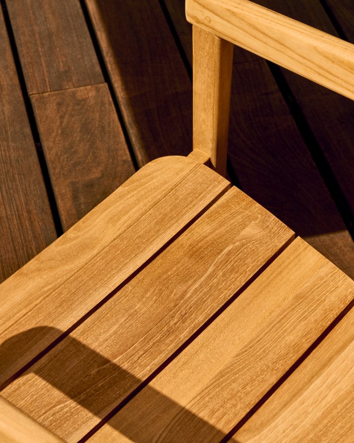 KAVE HOME Icaro hagestol, med armlener, stablebar - naturlig teak