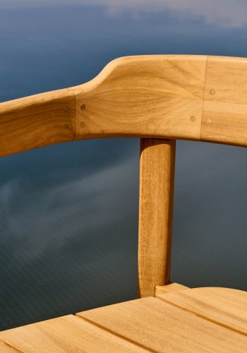 KAVE HOME Icaro hagestol, med armlener, stablebar - naturlig teak